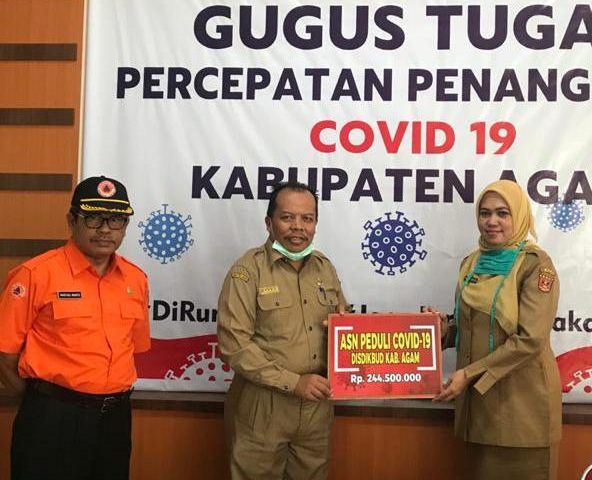 Kadis Dikbud Agam, Isra menyerahkan bantuan secara simbolis pada tim GTP2 Covid-19 Agam